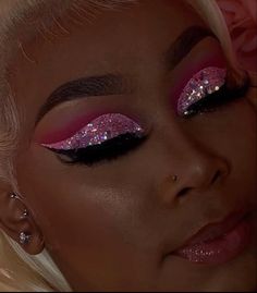 Makeup Looks Pink, Cowgirl Makeup, Pink Glitter Makeup, Eye Makeup Glitter, Face Beat Makeup, Glitter Makeup Looks