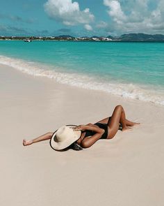 Summer Poses, Photographie Portrait Inspiration, Beach Pictures Poses, Beach Shoot, Model Poses Photography, Best Photo Poses, Photography Poses Women