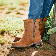 Rustic Boots, Born Boots, Womens Casual Boots, Round Toe Boots, Waterproof Leather Boots, Hiking Clothes, Womens Waterproof Boots, Cool Kicks, Womens Work Boots