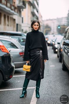 Como Agregar Un Toque De Color A Tu Outfit Cuando Te Vistes De Negro? | Cut & Paste – Blog de Moda High Fashion Photography, Green Boots, High Street Fashion, Milano Fashion Week, Mode Casual, Looks Street Style, Looks Black, Street Fashion Photography, Fashion Weeks