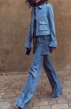 And if double denim isn't enough, then this is the season to triple denim it! Get layering! Denim Street Style, Jeans Trend, Looks Jeans, Moda Denim, Look Jean, Denim Inspiration, Denim On Denim, All Jeans, Denim Day