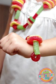 Diy Necklace Kids, Diy Candy Necklace, Easy Diy Candy, Candy Bracelets, Candy Bracelet, Candy Necklace, Candy Necklaces, Candy Crafts, At Family