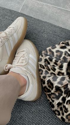 Air Max Outfit, Adidas White Shoes, Tiger Shoes, Pretty Sneakers, Trendy Shoes Sneakers, Walk In My Shoes, Adidas Spezial, Cute Sneakers, Hype Shoes