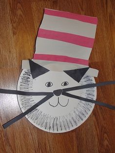 a paper plate with a cat in the hat cut out on it's side