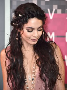 Boho Hairstyles Brunette, Curly Hair Boho Style, Boho Hairstyles Curly Hair, Festival Curly Hair, Long Hair Boho Hairstyles, Cochella Hair Hairstyles, Boho Curly Hair, Vanessa Hudgens Dress, Brunette Ideas