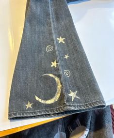 Star Jacket Aesthetic, Bleaching Stars On Jeans, Embroidery Design Jeans, Diy Jean Designs Paint, Drawn On Jeans Grunge, Drawn On Pants, Diy Jean Embroidery, Upsicle Clothes Ideas