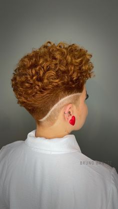 Natural Hair Haircuts, Natural Curly Hair Cuts, Shaved Hair Designs, Short Hair Pixie Cuts, Hair Flip, Coily Hair