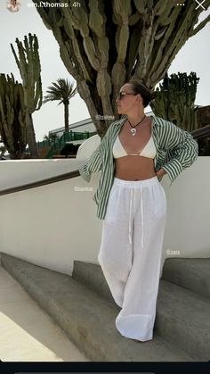 Cancun Outfits Midsize, Bali Inspo Outfits, Outfit Ideas For Bali Vacation, Bangkok Thailand Ootd Travel Outfits, West Palm Beach Florida Outfits, Vietnam Ootd Travel Outfits, Jeans On Beach, Resort Style Outfits, Vacation Outfit Ideas For Women