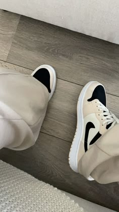 Jordan Shoes Aesthetic, Nike Sneakers Aesthetic, Nike Aesthetic Wallpaper, Aesthetic Shoes Photo, Nike Shoes Aesthetic, Air Jordan Women, Kasut Nike, Jordan Shoes For Women, Yeezy Boots