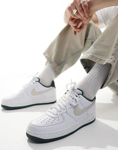 Chaussures, bottes et baskets par Nike Les incontournables de la nouvelle saison Modèle bas Fermeture à lacets Languette et cheville rembourrées Griffe Nike emblématique Perforées pour une meilleure ventilation Semelle intermédiaire en mousse avec amorti Air Semelle extérieure en caoutchouc résistant Semelle concentrique antidérapante Nike Air Force 1 Urban Style White Sole, Nike Air Force 1 Mid-top Leather With White Sole, Nike Air Force 1 White Sole Lace-up, Nike Air Force 1 Mid-top Synthetic For Streetwear, Urban Nike Air Force 1 White Sole Lace-up, Baskets Adidas, Flip Flop Boots, Nike Air Force 1, Shorts Co Ord