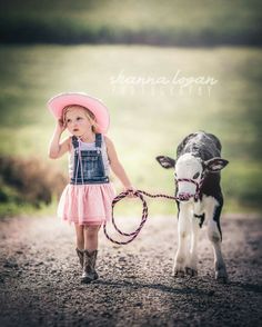 Cowgirl Photoshoot Ideas, Cowgirl Photoshoot, Foto Cowgirl, Cow Photography, Toddler Pictures, Toddler Photoshoot, Cow Photos