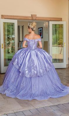 Lilac pastel purple off the shoulder quinceanera ball gown with sweetheart neckline. Lilac Quinceanera Dresses, Ballgown Skirt, Vintage Ball Gowns, Corset Design, Corset Boning, Quince Dress, Hoop Skirt, Beauty Features