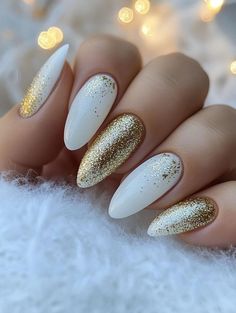 Winter Nails Simple Design, Christmas Nails Trendy 2024, December Nails Christmas 2024, Winter Nails Ideas Simple, Winter White Glitter Nails, Engagement Christmas Nails, Elegant Holiday Nails Classy Sparkle, Nails 2024 December, Neutral Xmas Nails