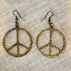 Vintage Lucky Brand PEACE sign dangle earrings in hammered weathered brass. You are boho. Just that. Peace. Your vintage jewelry will be carefully packaged and shipped to you quickly! Oregon City, Heidi Daus, Blue Necklace, Etsy Earrings Dangle, Beautiful Packaging, Peace Sign, Lucky Brand, Hippie Boho, Jewelry Earrings Dangle