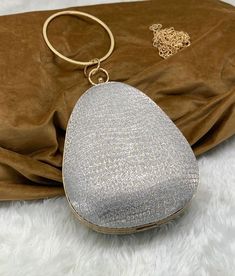 *Wonderful Clutch Sling For Women And Girls* ‼️🖤‼️🖤‼️🖤‼️‼️🖤 Material:- glitter Size:-8x5 Inch LxH One Main Compartment One Pocket At Inside Closure :Clasp Wrist Ring Handle Strap Long Chain 🥰✅🥰✅🥰✅ *Price:600 free Shipping* Ring Handle, Long Chain, Clutch Handbag, Women's Bag, Bag Lady, Glitter, Wonder, Purses And Bags, Handbags