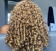 Long Blonde Curls Natural, Honey Blonde Curly Wig, Honey Blonde Curls, Blonde Hair Curly, 3b Curls, Curly Hair Blonde, Perfect Curly Hair, Long Natural Curly Hair, Blonde Curly Wig