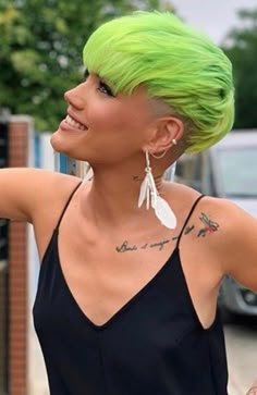 Short Green Hair, Messy Pixie Haircut, Haircuts To Try, Pixie Haircut For Round Faces, Short Haircut Styles, Best Short Haircuts, Pixie Hair, Short Pixie Haircuts, Short Pixie Cut