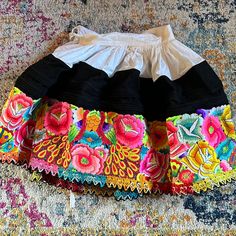 Vintage Authentic Peruvian Pollera Skirt. These Traditional Peruvian Skirts Called “Pollera” Are Voluminous And Colorful. This Original Skirt Itself Is Black Wool, White Cotton Waist And Adorned With A Bright Woven Panel At The Bottom. Amazing Vintage Piece Of Art! Tie At Waist - 14 Inches(28) , And Length Is 21 Inches. Wool And Cotton. At Least 60 Years Old. Great Condition. Small Stain- See Photo. Traditional Multicolor Embroidered Skirt, Peruvian Fabric Skirt, Folk Style Embroidered Multicolor Skirt, Retro Multicolor Cotton Skort, Bohemian High-waist Multicolor Skirt, Skirts Vintage, Vintage Skirts, Black Wool, Vintage Skirt