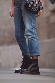 Outfit With Martens Boots, Black Doc Marten Boots Outfit, Look Doc Martens, Style Dr Martens Women, Martens Boots Outfits, How To Wear Dr Martens Boots, Dr Martens Pascal Outfit, Dr Martens Style Women, Dr Martens 1460 Outfit Woman