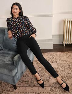 Tomboy Smart Casual, Office Outfits Women Flats, Work Attire With Flats, Winter Corporate Outfit, Black Trousers Outfit Casual, Ta Outfits, Black Trousers Outfit Work, Trousers Outfit Work, Black Trousers Outfit