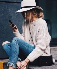 fedora + sweater + fringe denim Hat Winter Outfit, Hats Outfit, March Outfits, Beige Hat, Sweater Hat, Looks Street Style, Outfits With Hats, Mode Inspo, Looks Style