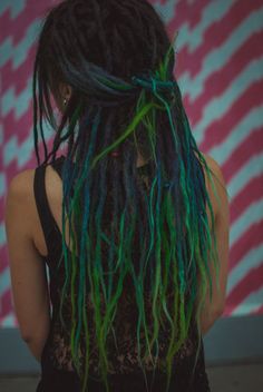 Palm Tree Dreads Hairstyle, Dark Green Faux Locs, Celtic Dreadlocks, Green And Black Dreadlocks, Teal Dreadlocks, Green Dreads, Dreadlocks Girl, Dread Braids