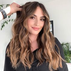 Garagehairrepairstudio on Instagram: “SUNKİSSED UYGULAMASI En iyi tekniklerle en yenilikci renklendirme servisi vermekteyiz bizi tercih etmenizin sebebi kişiye özel renk…” Long Layered Bobs, Chocolate Brown Balayage, Hair Lights, Blond Balayage, Layered Bobs, Blonde Lace Front Wigs, Brown Balayage, Haircut Hairstyle, Hair Colorist