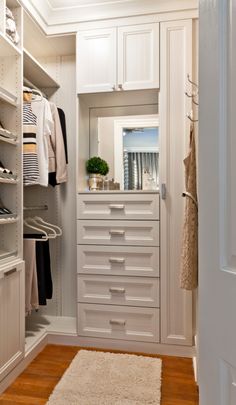 Most people have small closets that can sometimes present issues with storage. Check out these small closets tips and tricks for optimizing space. #smallclosetstorageideas Mallorca Kitchen, Small Closet Design, Small Walk In Closet, Small Closet Space, A Walk In Closet, Bedroom Closets, Walk In Closet Design