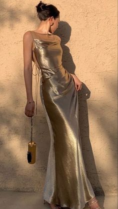 Prom Gold Dress, Prom Gold, Classy Prom, Elegant Dresses Classy, Looks Party, Prom Dress Inspiration, Pretty Prom Dresses, Dress Aesthetic, Glam Dresses