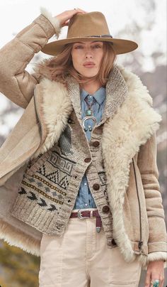 Classy Cowgirl Outfits, Ranch Outfits, Western Womens Fashion, Classy Cowgirl, 70s Inspired Fashion, Winter Boho, Americana Fashion, Shearling Coat