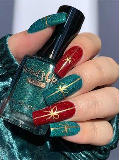 Long square-shaped sparkling glitter green and red Christmas nails adorned with gold glitter gift wrap nail art #christmasnails Green And Red Christmas Nails, Nail Art Vert, Red And Silver Nails, Green And Red Christmas, Red And Gold Nails, Red Christmas Nails, Green Nail Designs, Christmas Nails Easy