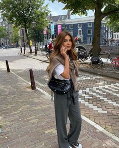 Negin Mirsalehi Fall Outfits, City Break Outfit Autumn, London Fall Outfits, London Trip Outfit, London Aesthetic Outfits, Nyc Spring Outfits, London Outfit Ideas, Milan Outfits, Barcelona Outfits