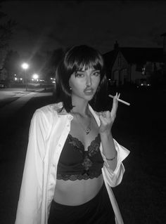 Pulp Fiction Aesthetic Costume, Iconic Black Haired Characters, Pulp Fiction Cosplay, Mia Wallis Pulp Fiction Halloween Costume, Pull Fiction Costume, Brunette Bob Halloween Costume, Mis Wallace Costume