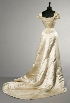 Gods and Foolish Grandeur: La délicieuse simplicité de la perfection - ball gown, Maison Worth, circa 1900 1900 House, House Of Worth, Historic Fashion, Period Clothing, Period Dress, Boned Bodice, Edwardian Dress, Old Dresses, Antique Dress