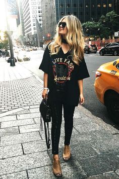 Discover recipes, home ideas, style inspiration and other ideas to try. Walking Down The Street, Tumblr Outfits, Mode Inspo, Les Paul, Look Casual, Style Outfits, Street Styles