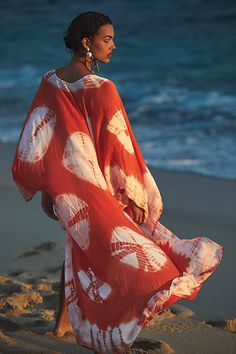 In a super soft fabric and tie dye pattern this oversized maxi kimono features statement cutout detailing under the arms. Vacation Beach Cover-up Kimono With Kimono Sleeves, Flowy Long Cover-up For Vacation, Long Flowy Cover-up For Vacation, Flowy Unlined Cover-up For Vacation, Beachy Cover-up With Kimono Sleeves For Festivals, Flowy Beach Dress With Kimono Sleeves, Vacation Beachwear Cover-up With Kimono Sleeves, Summer Bell Sleeve Kimono, Flowy Wrap Beach Cover-up