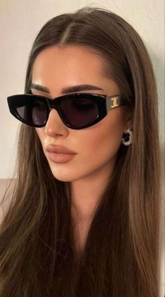 Sunglasses Women Old Money, It Girl Sunglasses, Sunglasses 2024 Trend Women, Sunglasses Oval Face, Classic Sunglasses Women, Black Sunglasses Women, Celine Glasses, Twins Fashion