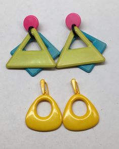 "Beautiful original 80's geometric colorful plastic lucite dangle earrings good pre/owned condition the triangle measures 2 3/4\" and the yellow one measures 2\"" 80s Earrings Vintage, Vintage Earrings 70s, 1980s Earrings, 80s Accessories, Weird Earrings, 1980s Jewelry, 80s Earrings, Retro Earrings, Plastic Earrings