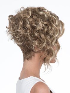 As if the asymmetric, angled styling didn't add enough drama to this fashion-forward bob, Kelsey Wig by Envy's long, lustrous curls make this wig a true show stopper. As part of our Open Top collection, you can be sure Kelsey offers the maximum in stylish and versatile comfort. Curly Hair Photos, Blonde Curls, Short Curly Haircuts, Best Short Haircuts, Penteado Cabelo Curto, Curly Bob Hairstyles, Curly Hair Cuts, Hair Photo, Short Curly Hair