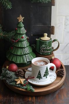 Festive Kitchen, Christmas Kitchen Decor Ideas, Cozy Hot Chocolate, Vintage Decorations, Red Tablecloth, Fotos Ideas, Pink Ornament, Kitchen Decor Ideas, Christmas Kitchen Decor