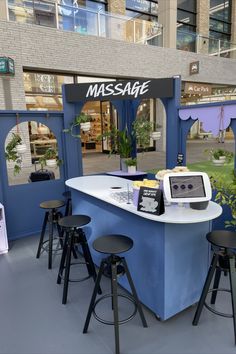 Area where guests to Lush's pop-up shop could get a hand massage top help promote the product. Pop Up Beauty Salon, Massage Pop Up Shop, Esthetician Pop Up Shop, Beauty Pop Up Store, Skincare Pop Up Shop, Wellness Pop Up Event, Spa Event, Brand Pop Up, Beauty Pop Up