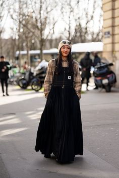 Winter Layering Outfits Street Style, Paris Winter Street Style, London Style Winter, Copenhagen Street Style Winter, Paris Street Style Summer, Winter Layering Outfits, Pastel Witch, Strega Fashion