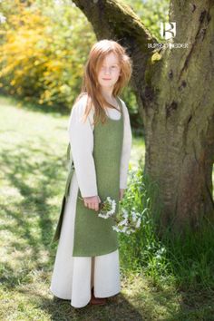 Children's Underdress and Overdress by Burgschneider: each item is sold separately so you can mix and match as you like. This is a great start and base for a young girl, you can leave it the way it is or dress up with adding embroidery of your own. The Underdress comes in two colors, the natural color of the fabric and dyed red cotton. The can be worn separately or with the overdress. Underdress: Measures in inch104116128140152 Chest 27.629.130.7 33.1 35.4 Sleeve length13.815.717.719.721.3 Lengt Viking Gown, Viking Dress, Over Dress, Normal Clothes, Medieval Clothing, Cotton Textile, Kids Apron, Apron Dress, How To Dye Fabric