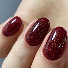 Reflective Red Nails, Red Reflective Glitter Nails, Red Sparkle Nails, Red Sparkly Nails, Christmas Nails Glitter, Coral Nails With Design, Chloe Nails, Reflective Nails, Red Nails Glitter