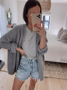 Shorts And Cardigan Outfit, Cardigan And Shorts Outfit, Outfits Jean Shorts, Oversized Cardigan Outfit, Cardigan Outfit Summer, Jean Shorts Outfit, Curated Ears, Outfits Jean, Comfy Travel Outfit