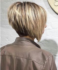 Short Stacked Hair, Kort Bob, Angled Bob Haircuts, Angled Bob Hairstyles, Stacked Hair, Stacked Bob Haircut, Short Hair Trends, Edgy Short Hair