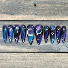 Dawn Witch Designs Unique, re-usable, hand painted, and made in Canada. These luxury press on nails are handmade using high quality gel polish and salon-grade materials.  ✨ AURORA BOREALIS ✨  Capture the magic and beauty of the Aurora Borealis with this gorgeous press on nail set. Each nail is unique, with swirls of glittering blue and black stardust across an inky sky.  *The shape shown in the pictures is the LONG STILETTO *Colours may appear a little different due to your personal monitor sett Nails Galaxy, Nails Luxury, Witchy Nails, Luxury Press On Nails, Long Stiletto, Magic Nails, Witch Design, Galaxy Nails