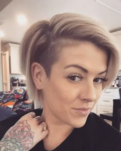 Blonde Pixie Hairstyles, Kort Bob, Blonde Pixie Hair, Hairstyles And Haircuts, Blonde Pixie Cuts, Girl Haircuts, Undercut Hairstyles, Trending Hairstyles