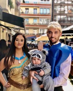 Family Disney costume carnival Pocahontas Family Costume, Pocahontas And John Smith Costumes, Pocahontas Halloween Costume, Pocahontas Halloween, Mom And Baby Costumes, Family Themed Halloween Costumes, Trunk Ideas, Pocahontas And John Smith, Pocahontas Disney