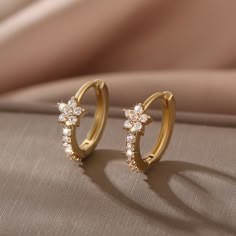 Precio bajo con envío gratis para usuario nuevo. Elegant 22k Gold Hoop Earrings For Gift, Elegant 22k Gold Hoop Earrings With Intricate Design, Elegant 22k Gold Hoop Earrings, Traditional Round 22k Gold Earrings, Gold Bollywood Hoop Earrings With Intricate Design, Beaded Wedding Jewelry, Temple Jewellery Earrings, Small Earrings Gold, Simple Gold Earrings